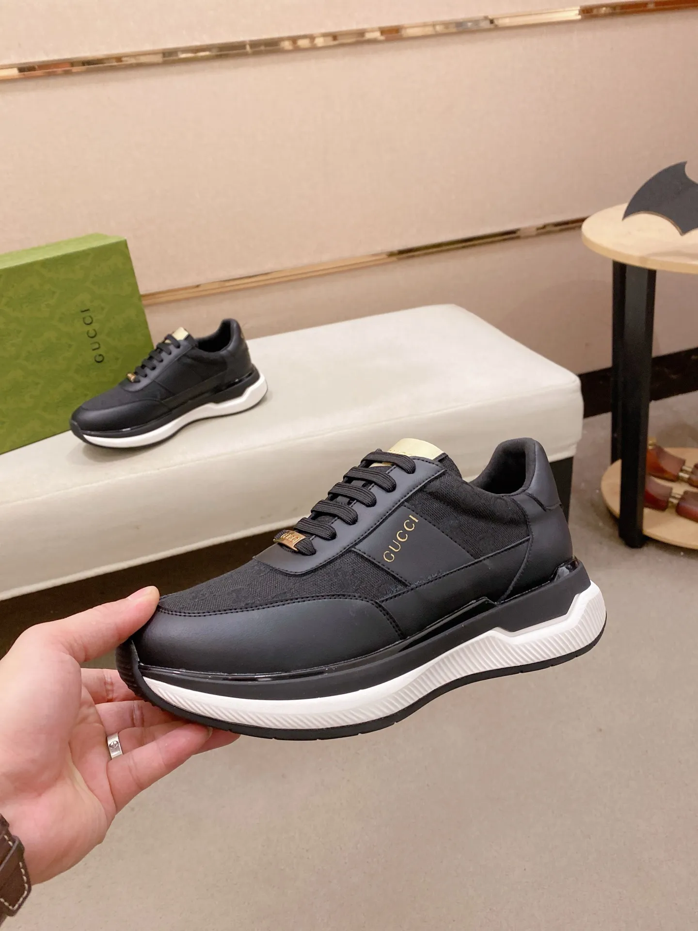 Men's shoes 💰 462💰The new GUCCI (Gucci) counters are launched simultaneously. The new men's shoes, 😘fabrics are selected from imported cowhide, and the lining is sheepskin lining. 👍🏿 High-end ☄️ air-cushion molded anti-slip rubber outsole, exquisite lines, simple and elegant, comfortable and high-end for leisure travel. Code number: 38 to 44 (45 can be customized and cannot be returned or exchanged)